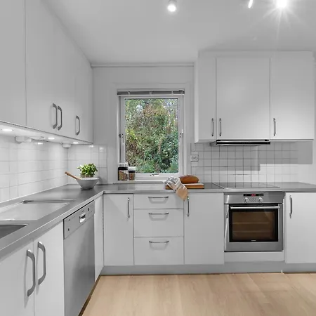 Northstay - Terrace, Free Parking, Two Bathrooms, Sleeps 8