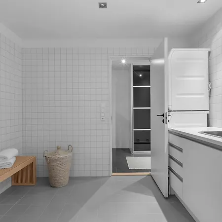 Northstay - Terrace, Free Parking, Two Bathrooms, Sleeps 8 Tromsø
