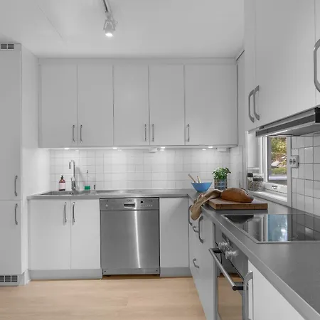 Northstay - Terrace, Free Parking, Two Bathrooms, Sleeps 8 * Tromsø