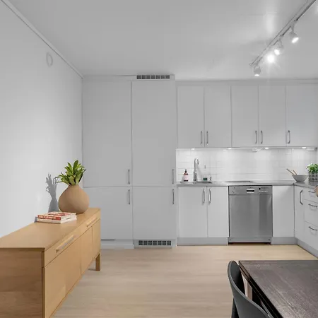 Northstay - Terrace, Free Parking, Two Bathrooms, Sleeps 8 *