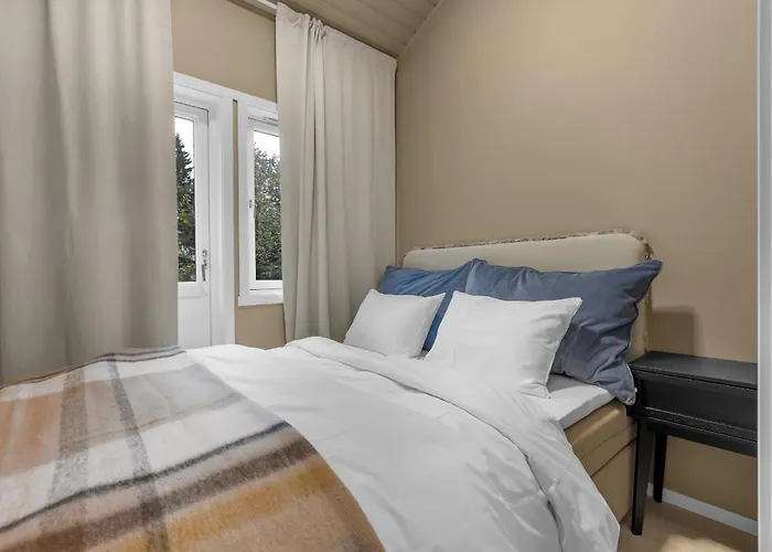 Northstay - Terrace, Free Parking, Two Bathrooms, Sleeps 8 *