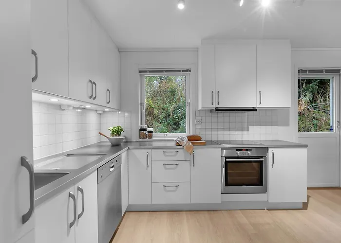 Northstay - Terrace, Free Parking, Two Bathrooms, Sleeps 8