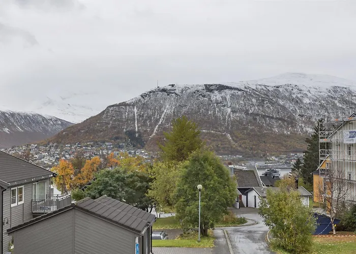 Дом отдыха Northstay - Terrace, Free Parking, Two Bathrooms, Sleeps 8 *