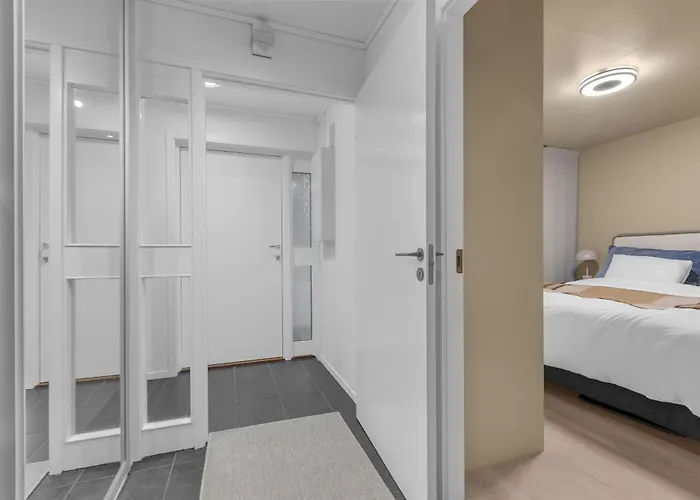 Northstay - Terrace, Free Parking, Two Bathrooms, Sleeps 8 *