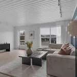 Northstay - Terrace, Free Parking, Two Bathrooms, Sleeps 8 * Tromsø