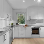Northstay - Terrace, Free Parking, Two Bathrooms, Sleeps 8
