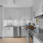 Northstay - Terrace, Free Parking, Two Bathrooms, Sleeps 8 * Tromsø