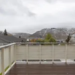 Northstay - Terrace, Free Parking, Two Bathrooms, Sleeps 8 Semesterbostad